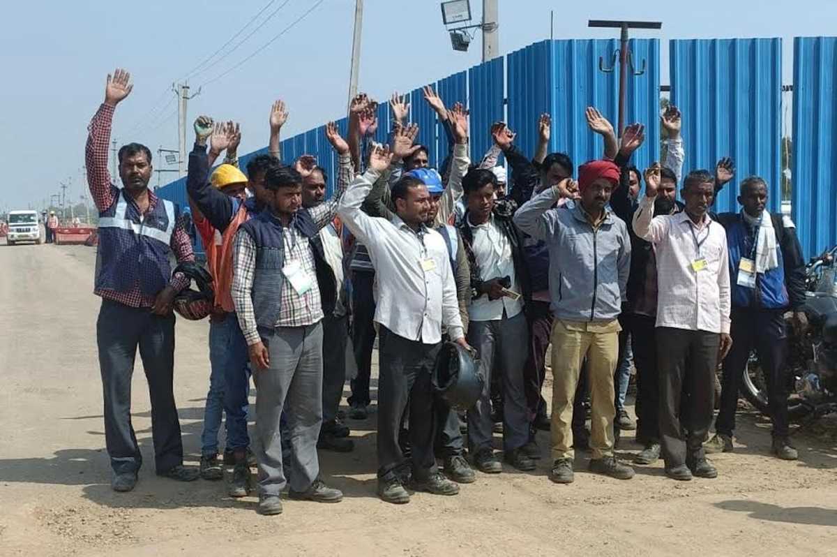 डम्पर चालकों का तीन माह से वेतन न मिलने पर एयरपोर्ट साइट के बाहर किया प्रदर्शन